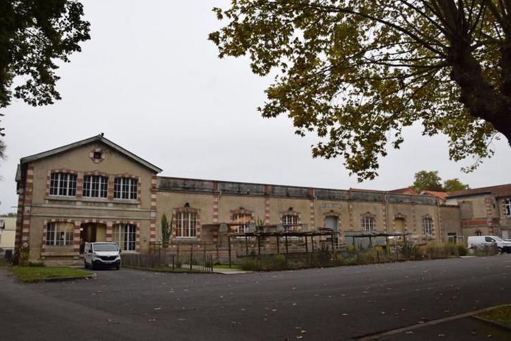 Les décors sont créés dans l’ancienne usine de la Cofpa au Gond-Pontouvre. Jusqu’à 150 personnes vont y travailler plusieurs mois.