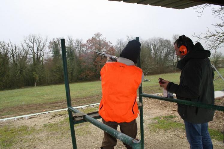 Acquérir les bons gestes pour manipuler une arme en respectant les règles de sécurité. 