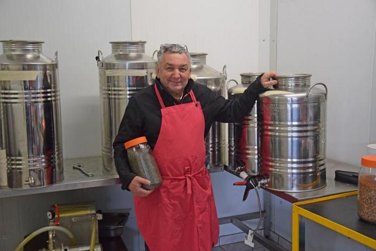 Olivier Bois vend ses huiles dans différents marchés locaux et de producteurs, jusqu’à Brantôme (24) et Bordeaux (33).