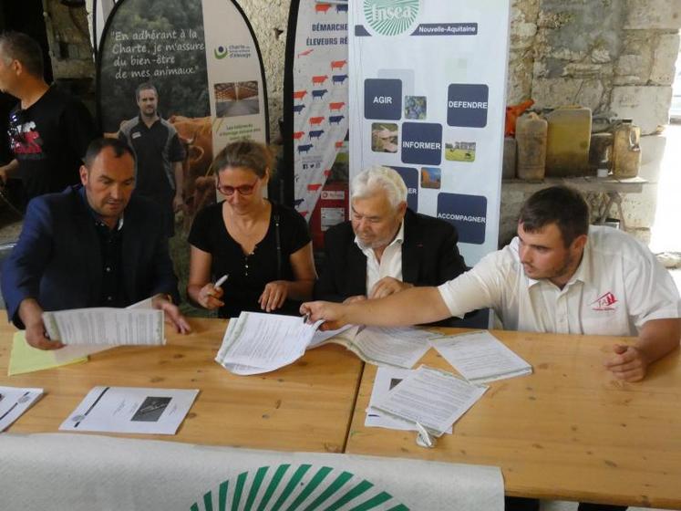 Les signataires de la charte départementale de bon voisinage : Cédric Tranquard, président de la FNSEA 17, la vice-présidente de la Chambre d'agriculture de Charente-Maritime Aurélie Babin-Rocheteau, le président de l'Association départementale des maires Michel Doublet et Pierre-Clément Casagrande, président de JA 17.