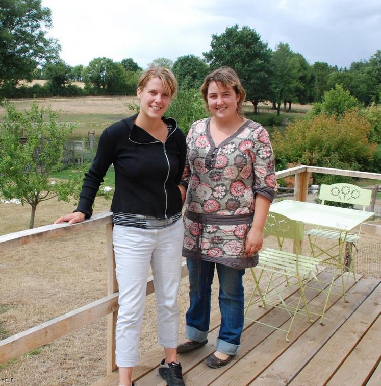 Amélie Belaud (à gauche) et Aurélie Piot pratiquent la vente directe.