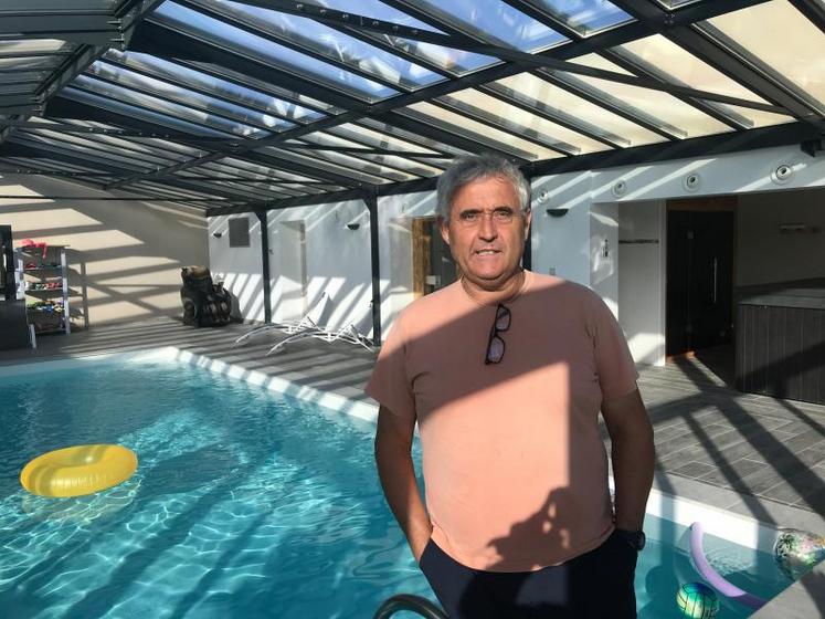 Patrice Rivet, devant la piscine couverte de « Best ».