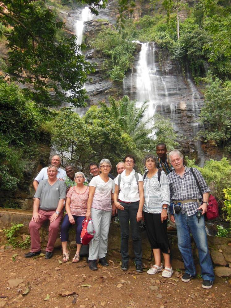 Moment de détente, en marge du voyage d’études organisé par Afdi 79, au Togo, à l’automne 2018, avec des partenaires togolais de l’association et neuf Deux-Sévriens, devant la cascade de Kpimé, dans le sud-ouest togolais.