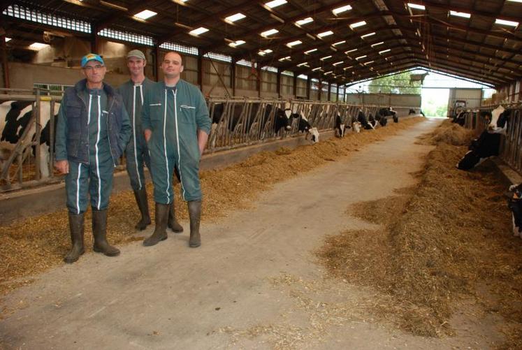 Michel Cousin, Joël Marteau et Guillaume Vincent, trois des six associés du Gaec Les Pensées. La production laitière est inscrite dans les gènes de cette exploitation de polyculture élevage.
