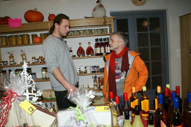 Le producteur et commerçant, Vincent Bresson, en pleine discussion avec Martial Pouzet, de la Chambre d'agriculture.