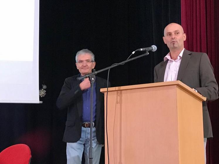 Alain Thibault, co-directeur et Philippe Bouchet, président, lors de l’assemblée générale de la coopérative de Matha