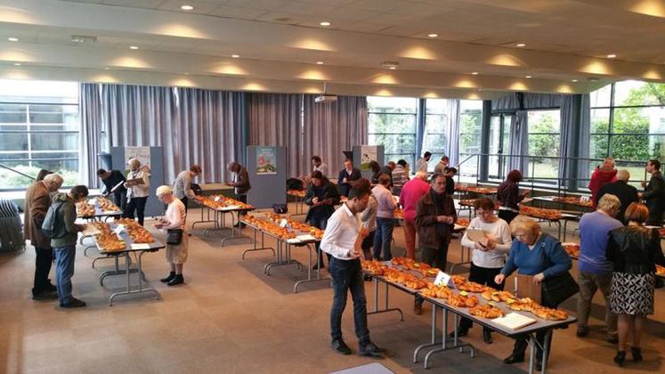 Le jury a regardé, touché, senti, goûté les croissants au beurre AOP Charentes Poitou lors du concours du meilleur croissant francilien. 