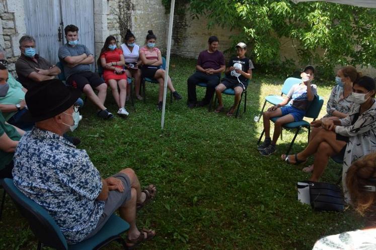 Cindy Léoni, directrice de cabinet de la préfète, a rencontré 
des jeunes, participant au dispositif « Un jeune, un projet » porté par le centre social.