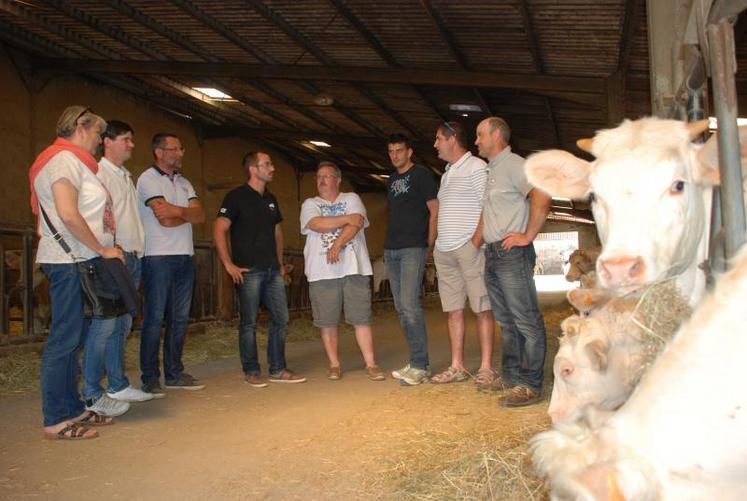 Les responsables de la Fnsea et de JA 79 se sont rendus sur l’exploitation de Jérôme Gourdon pour constater les difficultés que rencontre l’exploitant.
