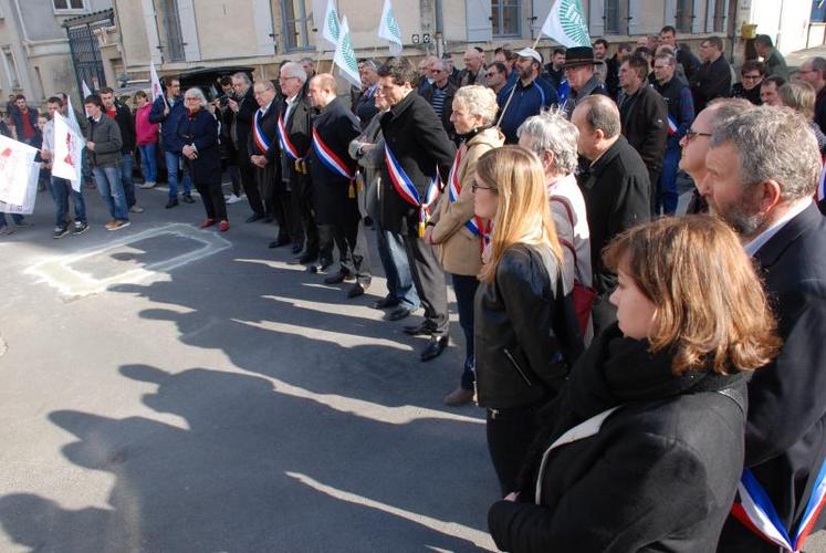 Les élus ont apporté leur soutien aux éleveurs, représentés par Alain Chabauty, Julien Chartier et Guillaume Mandin, qui refusent le nouveau zonage basé sur des contraintes pédoclimatiques alors que de nouvelles régions, céréalières en particulier, vont pouvoir bénéficier du dispositif.