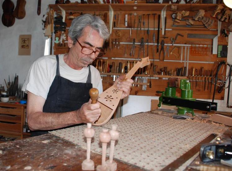 Christian travaille le bois au dixième de millimètre, comme ce rebec en merisier taillé dans la masse, réplique d’une œuvre 13e siècle, trouvée après des heures de recherche en archéologie musicale.