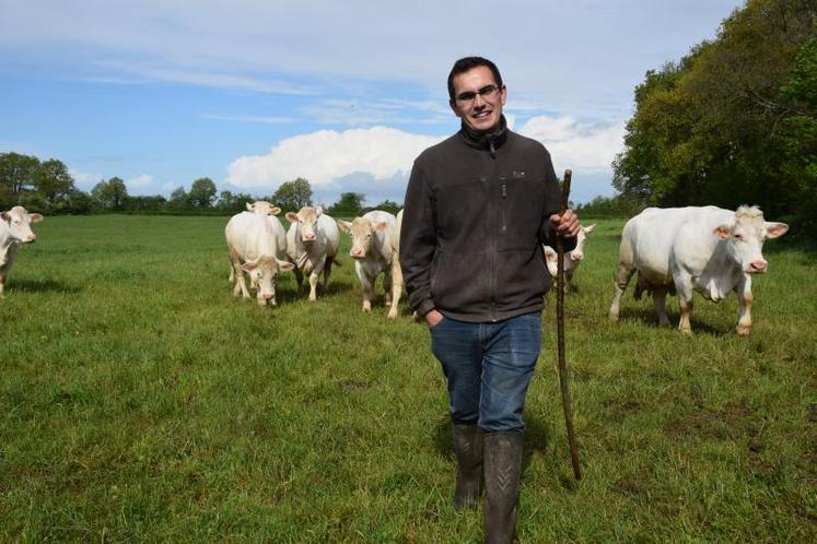 Thomas Jollet a lié une belle complicité avec ses Charolaises, à Bourleuf. S’il admet pouvoir se passer des travaux des champs, il ne serait en revanche pas à la ferme s’il n’y avait pas ses animaux.