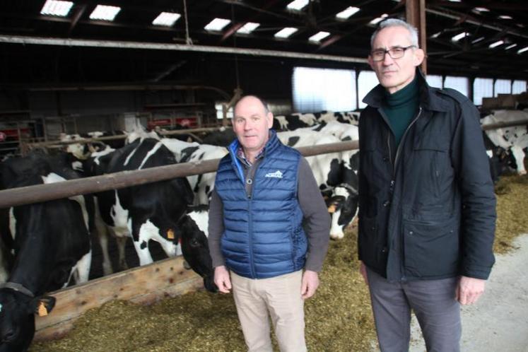 La Ferme France a perdu 52 000 vaches laitières en 2021, rapellent Jean-Luc Béjaud, éleveur à Saint-Julien L’Ars, et François Brescia, de la coop Agrial.