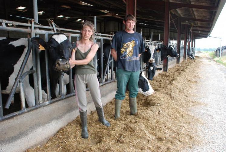 Avec une récolte inférieure aux 8 tonnes par hectare de l’an passé, Christelle et Claude Laurent devront compléter les stocks de fourrages.