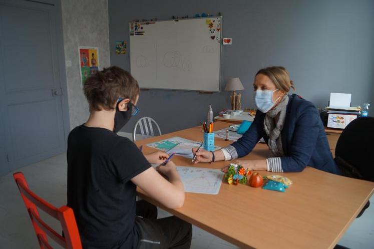 Christine Croizet en séance de graphothérapie avec Clément, 11 ans.