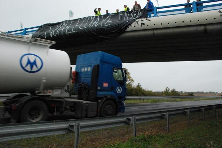 Dans 60 départements, un millier d’agriculteurs ont manifesté contre l’écotaxe. Ici à Epannes.