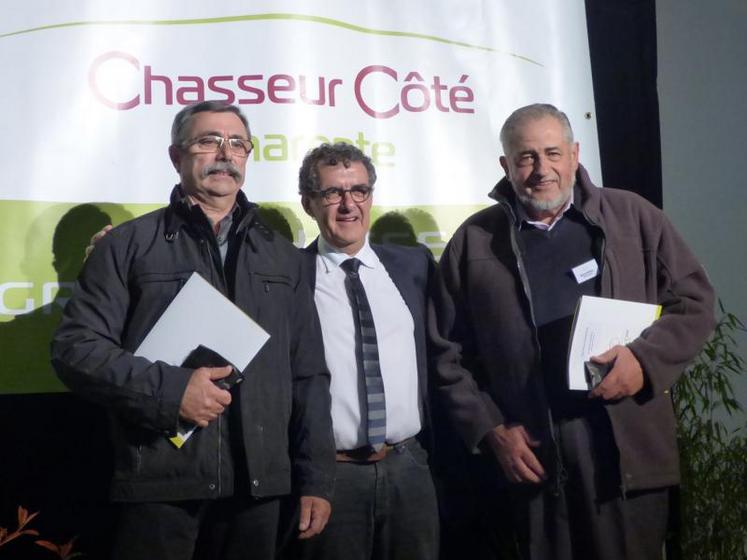 Pour leur investissement durant de longues années au service de la Chasse, Michel Barral et Christian Thibaud ont reçu un cadeau des mains du président Meunier.