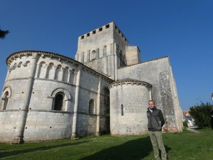 Gilles Sallafranque, maire de Mornac-sur-Seudre, devant l'église romane qui surplombe le village. En poste depuis 2001, il ne se représentera pas à l'issue de son troisième mandat.