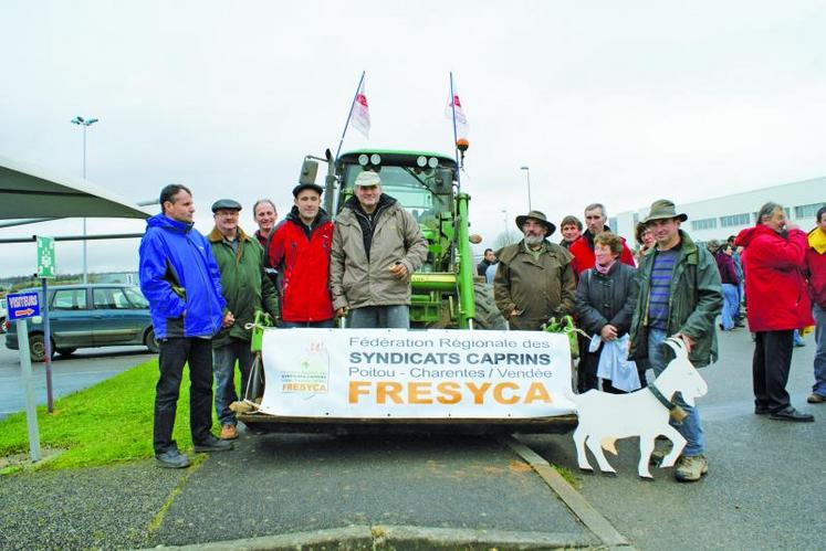 Des représentants des six syndicats caprins de Poitou-Charentes, Dordogne et Vendée étaient présents, aux côtés des syndicats agricoles généralistes.