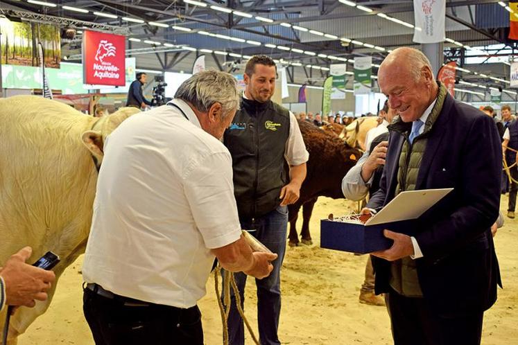 Alain Rousset a remis des récompenses spécifiques aux animaux champions dans les différents concours de races.