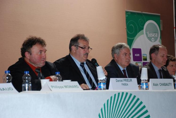 Entouré de Daniel Prieur (à gauche) et de Pierre Lambert, Alain Chabauty, président de la Fnsea 79, appelle de ses vœux l’organisation des états généraux de l’agriculture en septembre prochain. L’agriculture entre dans une nouvelle période de mutation.