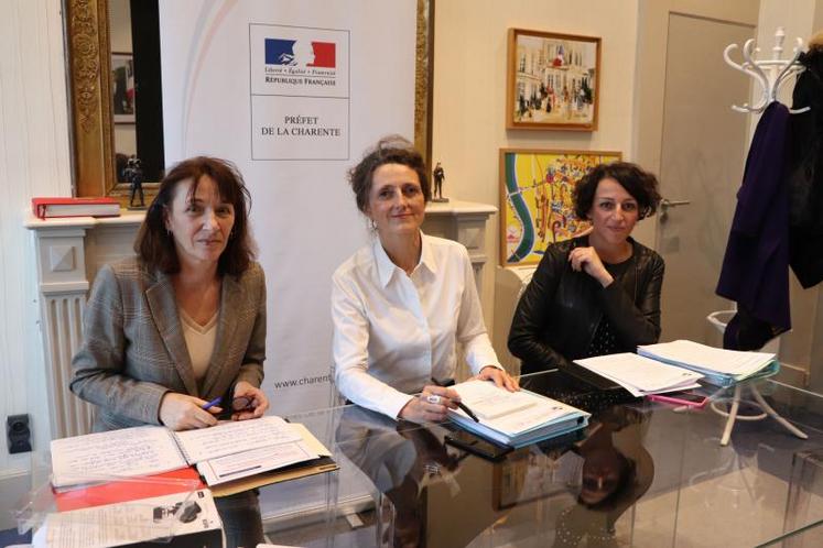 Marie-Christine Hébrard, Marie Lajus et Atika Rida-Chafi ont rappelé les mesures mises en places pour lutter contre le coronavirus au niveau de la Charente.