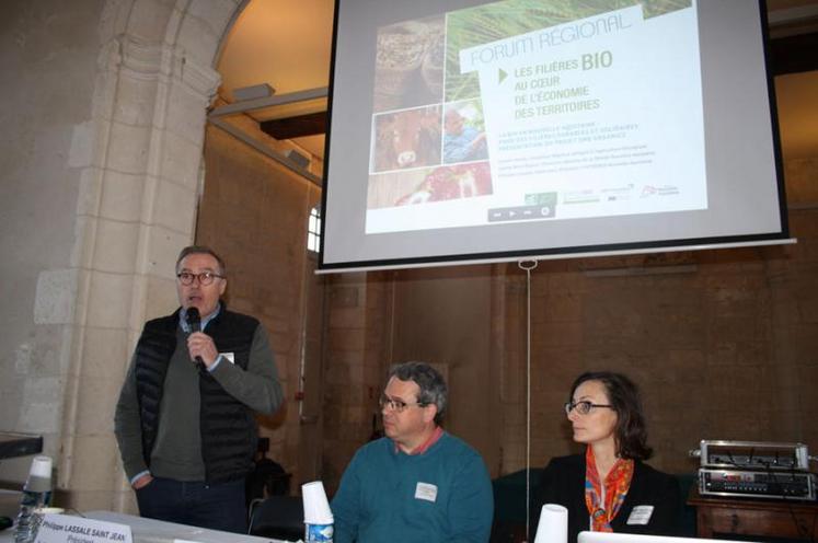 Philippe Lassale Saint-Jean ( à gauche) a accueilli une centaine de participants au premier forum régional bio, à St Jean d’Angély
