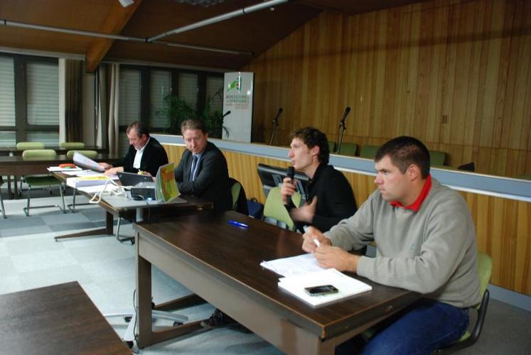 Patrice Coutin, président, et Philippe Thuzelet, directeur de la Safer, Vincent Touzot et Romain Portron, de JA Poitou-Charentes.