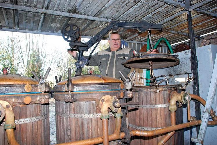 « Le métier de distillateur remonte à l’époque napoléonienne et je ne veux pas qu’il disparaisse », martèle Francis Garnier.  