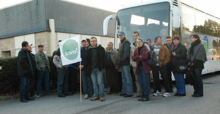 Les agriculteurs sont partis en car de Parthenay, vendredi à 8 h 45.