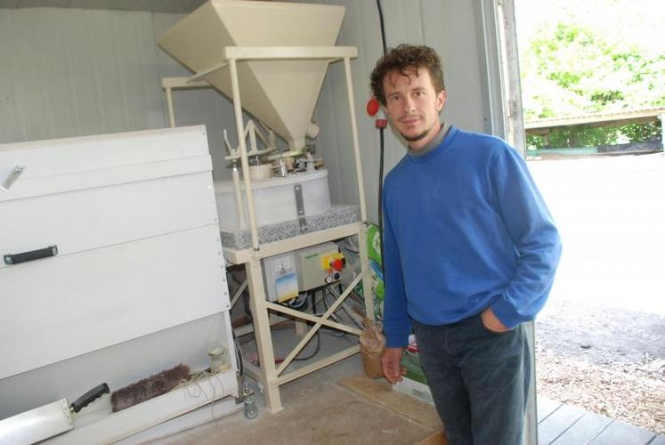 Pour Youry Colinet, ici devant son moulin à farine, faire du pain à la ferme est un métier aux multiples facettes depuis la production du grain jusqu'à la vente.