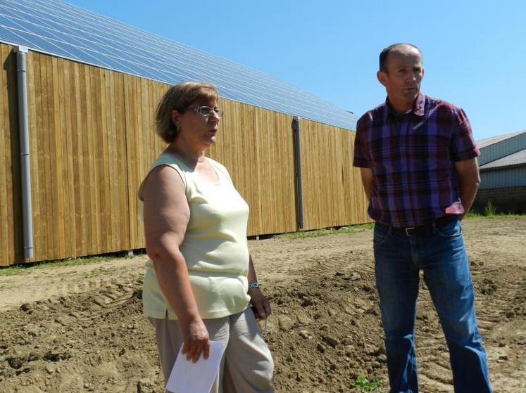 Le 1er août 2013, Joëlle Michaud, présidente d’Agrisoleil 16, et Thierry Vitel, éleveur à Saint-Quentin-sur-Charente, présentait un des premiers bâtiments photovoltaïque finis de 54 mètres de long sur 12 mètres de large.