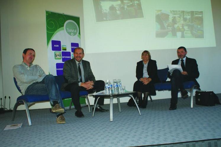 De gauche à droite : Marc Spanjers (JA 16), Patrick Mounier, Joëlle Michaud et Patrick Soury (FNSEA 16).