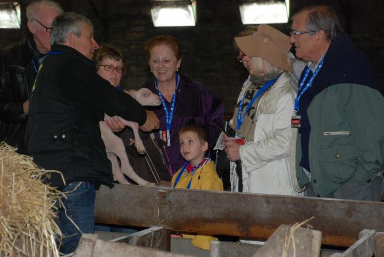 Après la visite de la ferme, les consommateurs ont partagé avec l’éleveur et les membres de la filière un repas avec au menu de l’agneau du Poitou-Charentes.