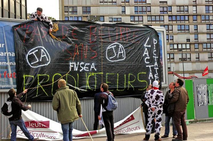 Manifestation en soutien des producteurs de lait livrant à Lactalis, le 20 mars sur le parvis de la gare Montparnasse..