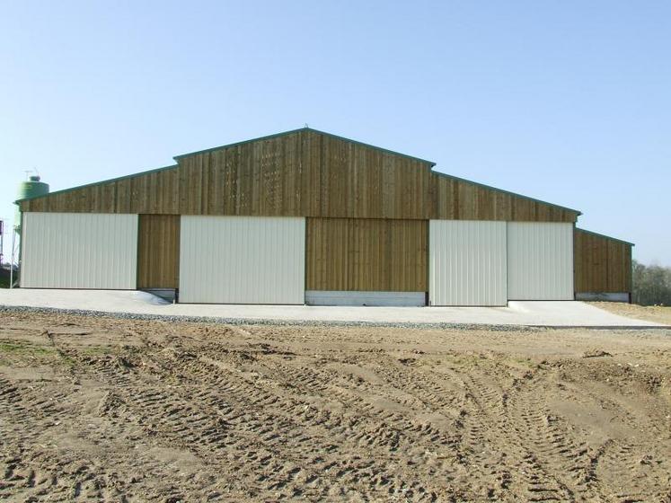 Un bâtiment esthétique « en chapelle » avec portique central surélevé pour une ventilation performante avec plus d’entrées d’air qui permettent de dynamiser la sortie d’air.