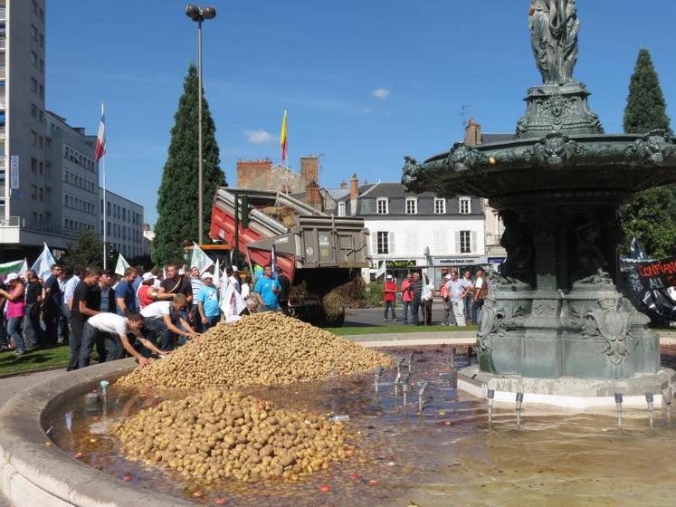 Un cortège de tracteurs et de manifestants armés de cors de chasse a déversé dans le centre de la ville des pommes de terre et des oignons pourris.