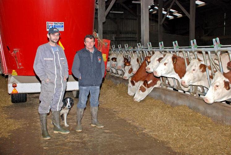 Jérôme Point et Philippe, son père, ne traient plus le dimanche soir. Par ce rythme, les associés du GAEC de La Vallée de l’Hière gagnent en temps libre sans trop dégrader les résultats techniques. Les exploitants dégagent une marge brute de 2289 euros par vache.