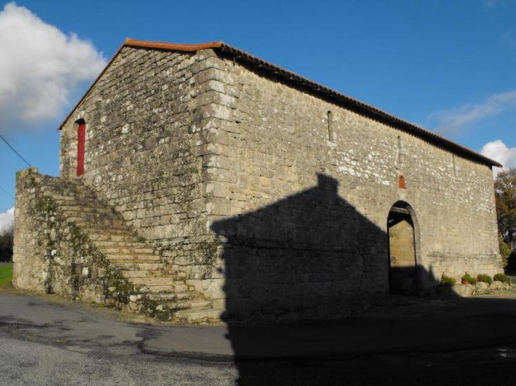 La commanderie de Saint-Sauveur du Temple, à Mauléon, 
est bien conservée. De l’époque des templiers, il reste deux 
bénitiers, l’autel consacré et le dallage.