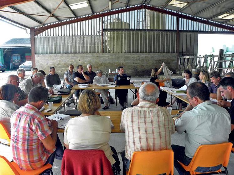 Les administrateurs de la Fnsea Poitou-Charentes en plein travail dans l’élevage de bovins de François Avrard, à Saint-Jean-de-Liversay.