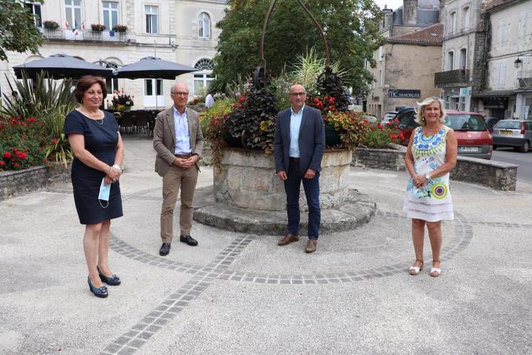 Les deux candidats, François Bonneau et Jacques Chabot, aux côtés de leurs suppléantes, Mireille Neeser et Brigitte Fouré.