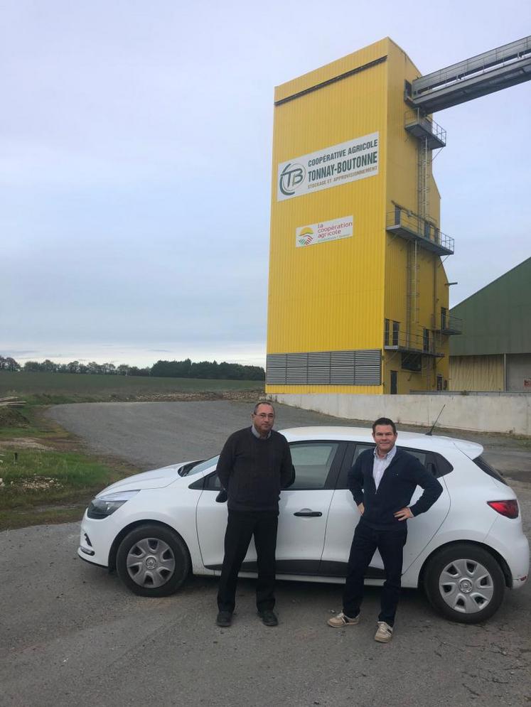 Manuel Pesche (responsable production végétal) et Olivier Melin présentent leur voiture équipée du kit éthanol.