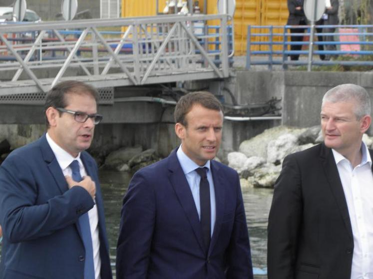 Michel Puyrazat, président du directoire du port, Emmanuel Macron, Olivier Falorni, député.