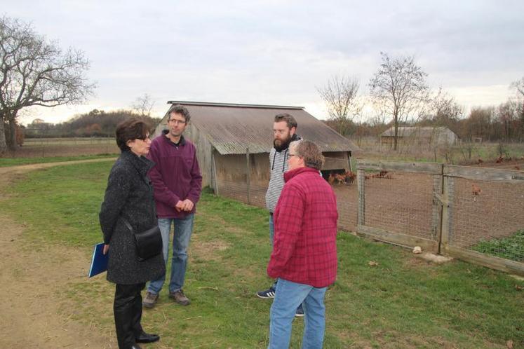 Marie-Christine Dokhélar (à gauche) a promis aux agriculteurs
de faire remonter leurs craintes au ministère.