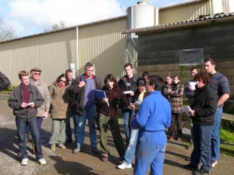Une vingtaine de participants ont assisté à la visite de l’unité de méthanisation de l’exploitation de Mr Brosset.