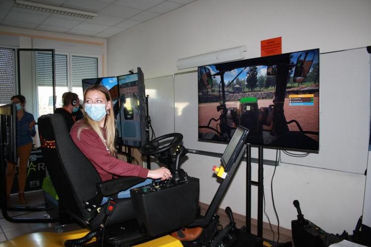 L'apprentissage de la conduite d'engins agricoles a pu se faire via un simulateur, au sein de l'Agrocampus de Saintonge.