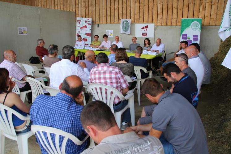 Une trentaine d’agriculteurs ont participé au débat et n’ont pas hésité à interpeller les candidats. 