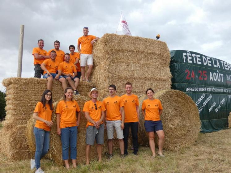 Accompagnés par le président départemental Pierre-Clément Casagrande et l’animateur Antoine Paye, une partie de l’équipe des Jeunes Agriculteurs du canton de Matha, organisatrice de la Fête de la Terre 2019.