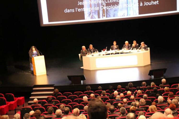 En marge du Salon des maires, qui permettait aux élus de découvrir  de nombreux stands de prestataires de services et fournisseurs, la journée a été l’occasion de débats.