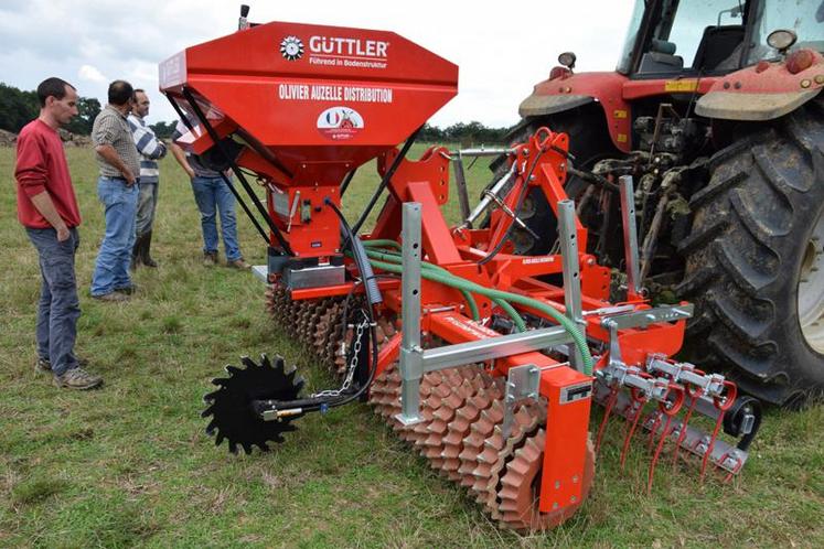 Le semoir Güttler a suscité la curiosité des agriculteurs des Cuma d’Alloue et des Deux Vallons.